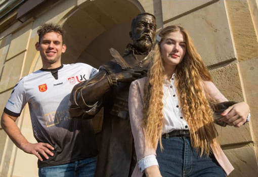 Studenci przy pomniku Jana Kochanowskiego przed wejściem do Rektoratu