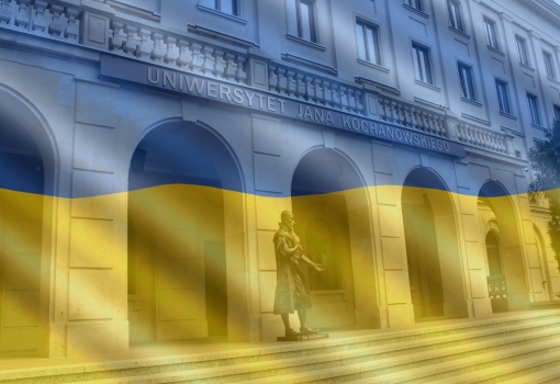 Flaga Ukrainy w tle Rektorat UJK